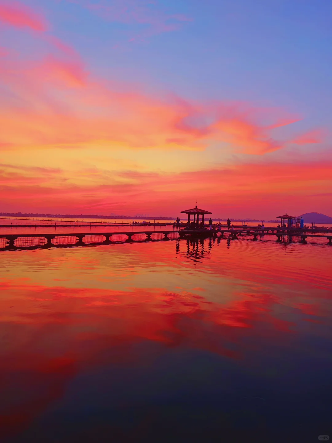 🌅凌晨5:02，武汉东湖这美景是早起人应得…