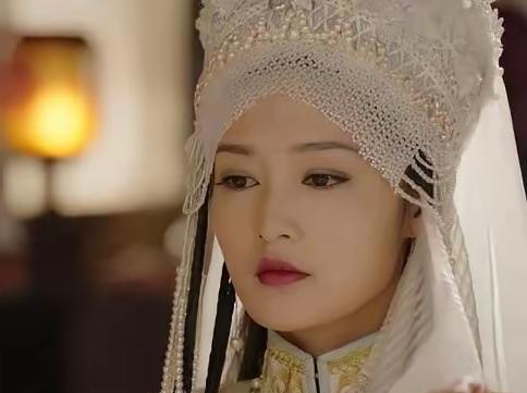 1760年，两个太监，将一丝不挂的香妃，扛到龙床上，乾隆直勾勾的盯着香妃。
 