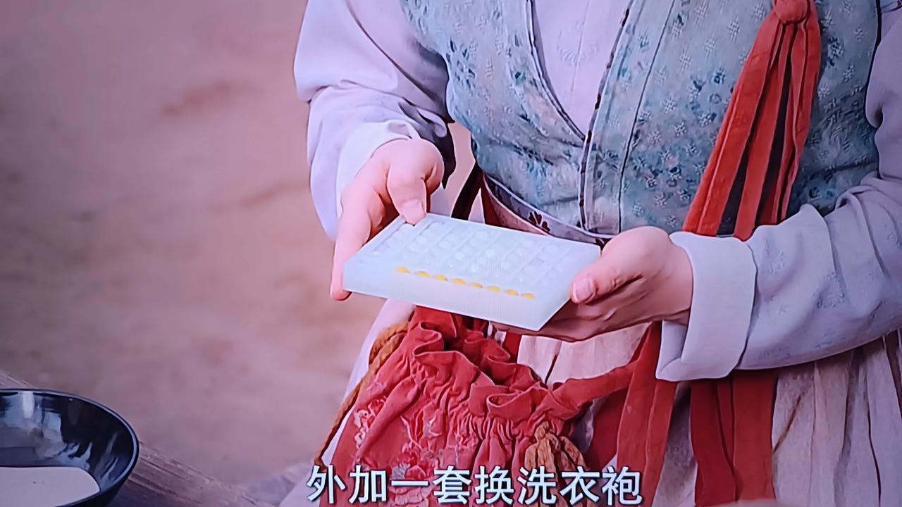 电视剧《国色芳华》正在热播，杨紫饰演的何惟芳是一个商贾之女，看看她手里拿的这个小