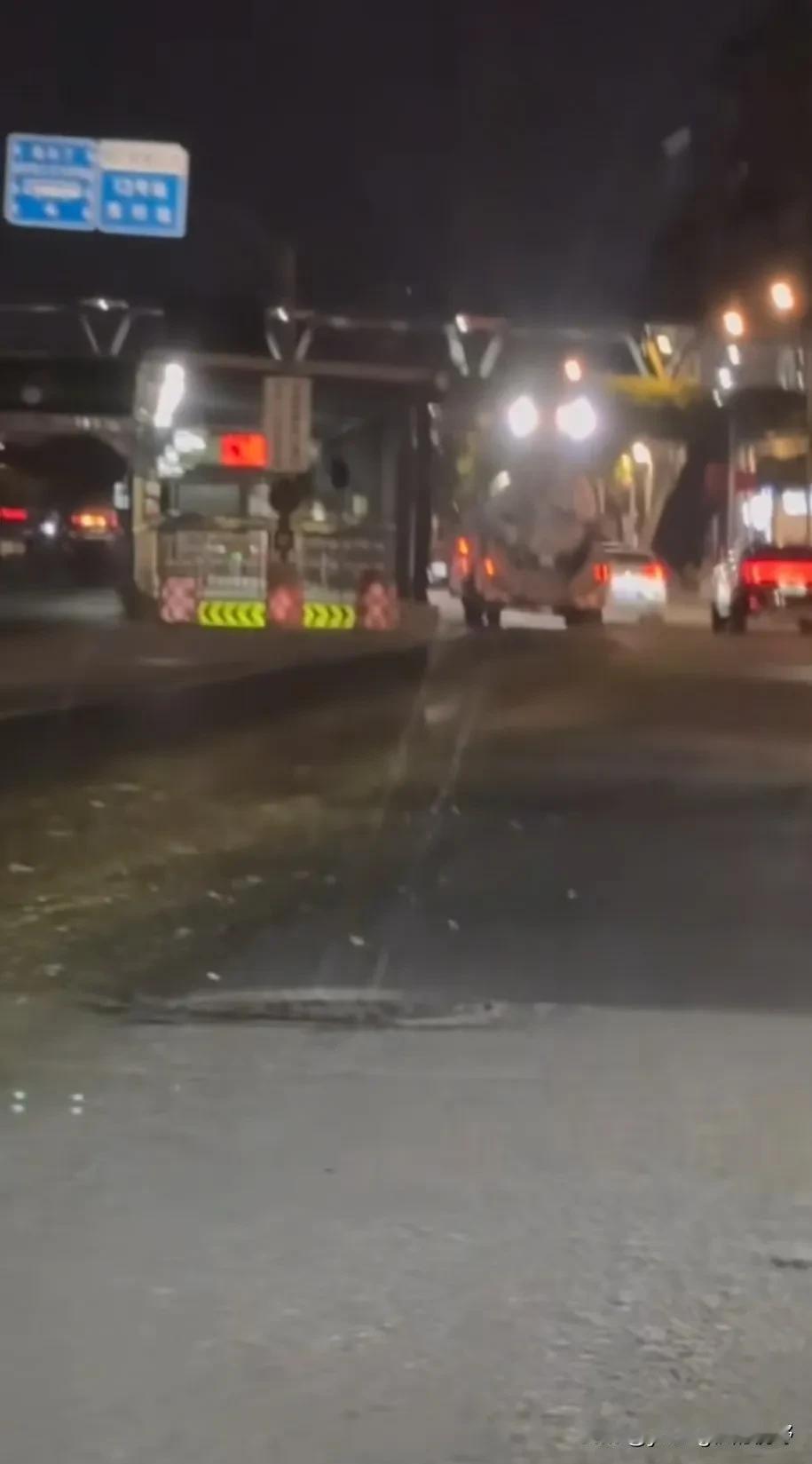 行车记录仪记录下的这一幕:广州天河中山大道，黄村BRT站附近，有抽粪车疑似是粪便