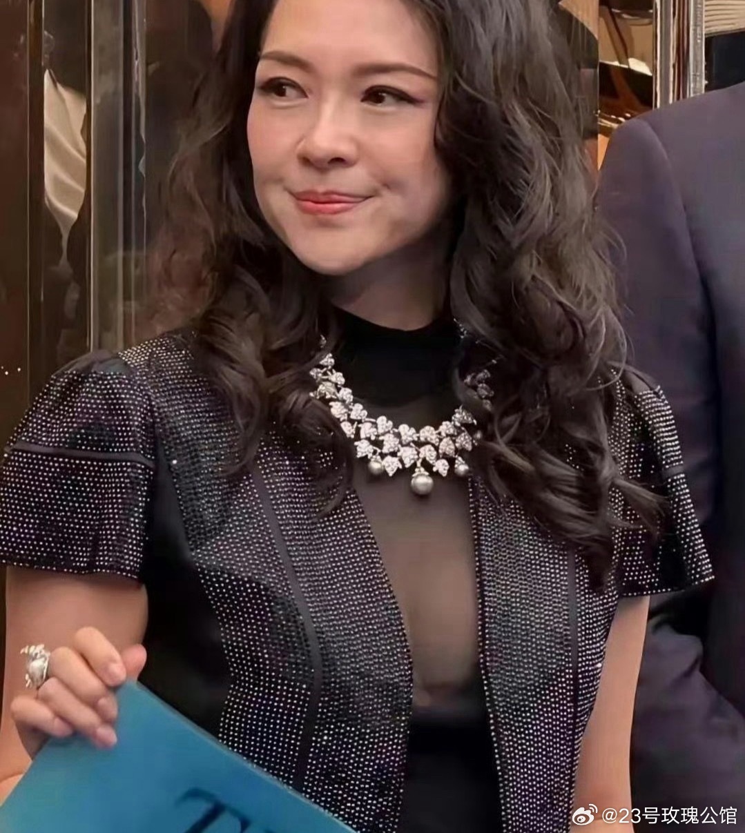 46岁的章子怡在成都露面，没加滤镜的生图被全曝光，这状态看着也太真实了！ 