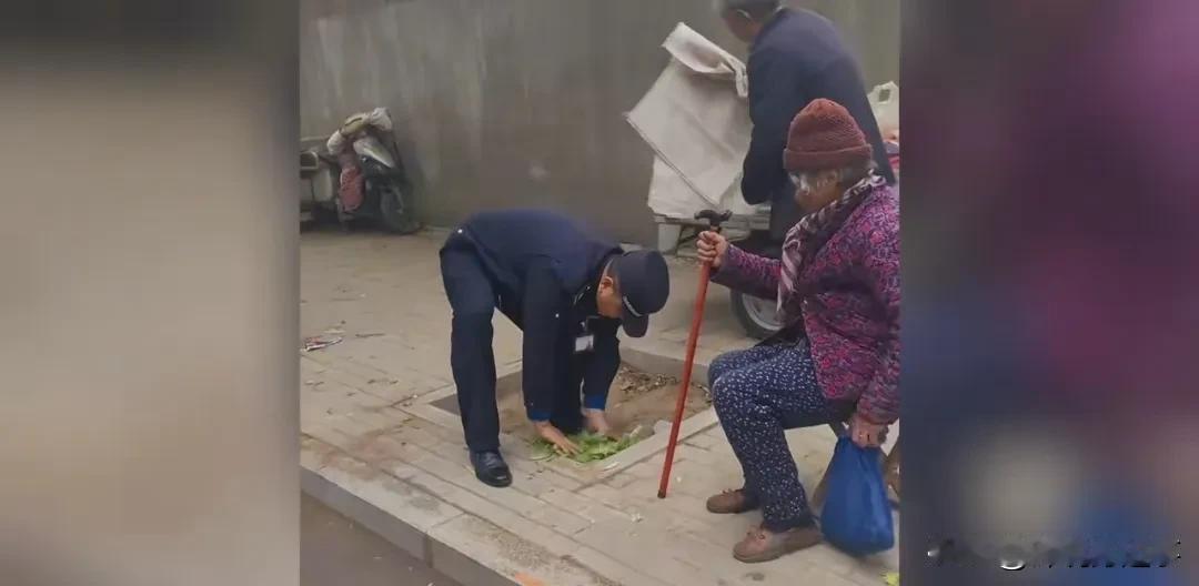 暖心城管
河南某地，一个城管见天色不早，见摆摊老人行动不便，于是就主动帮老人收拾