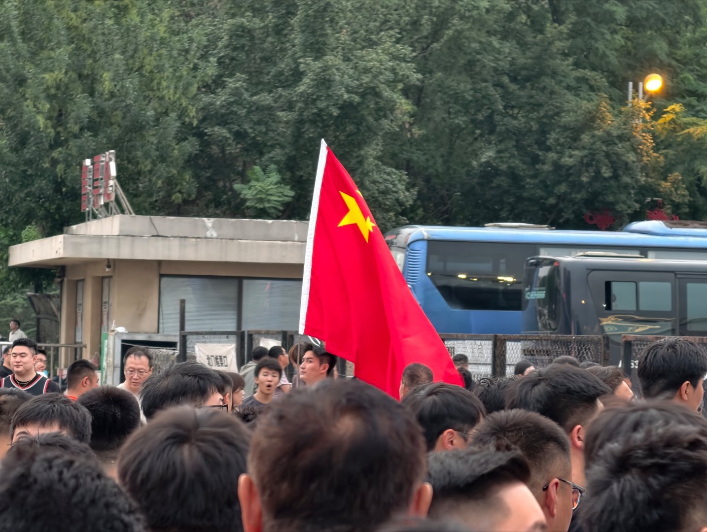 今晚中国男篮对战日本，又是在沈阳，此刻队伍排的老长还有举着国旗的粉丝，燃起来了。