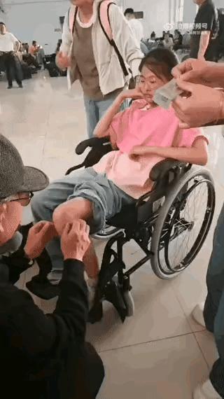 一位小姑娘的腿突发疼痛，在当地医院几进几出，都没有结果，走进候车厅找了个位子坐了