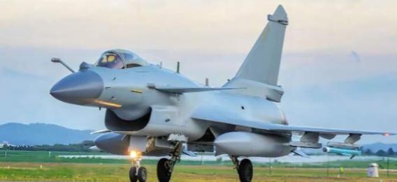 3月25日，中部战区飞行员史录权开着歼-10C巡逻时，竟然在自家大门口，被外机火