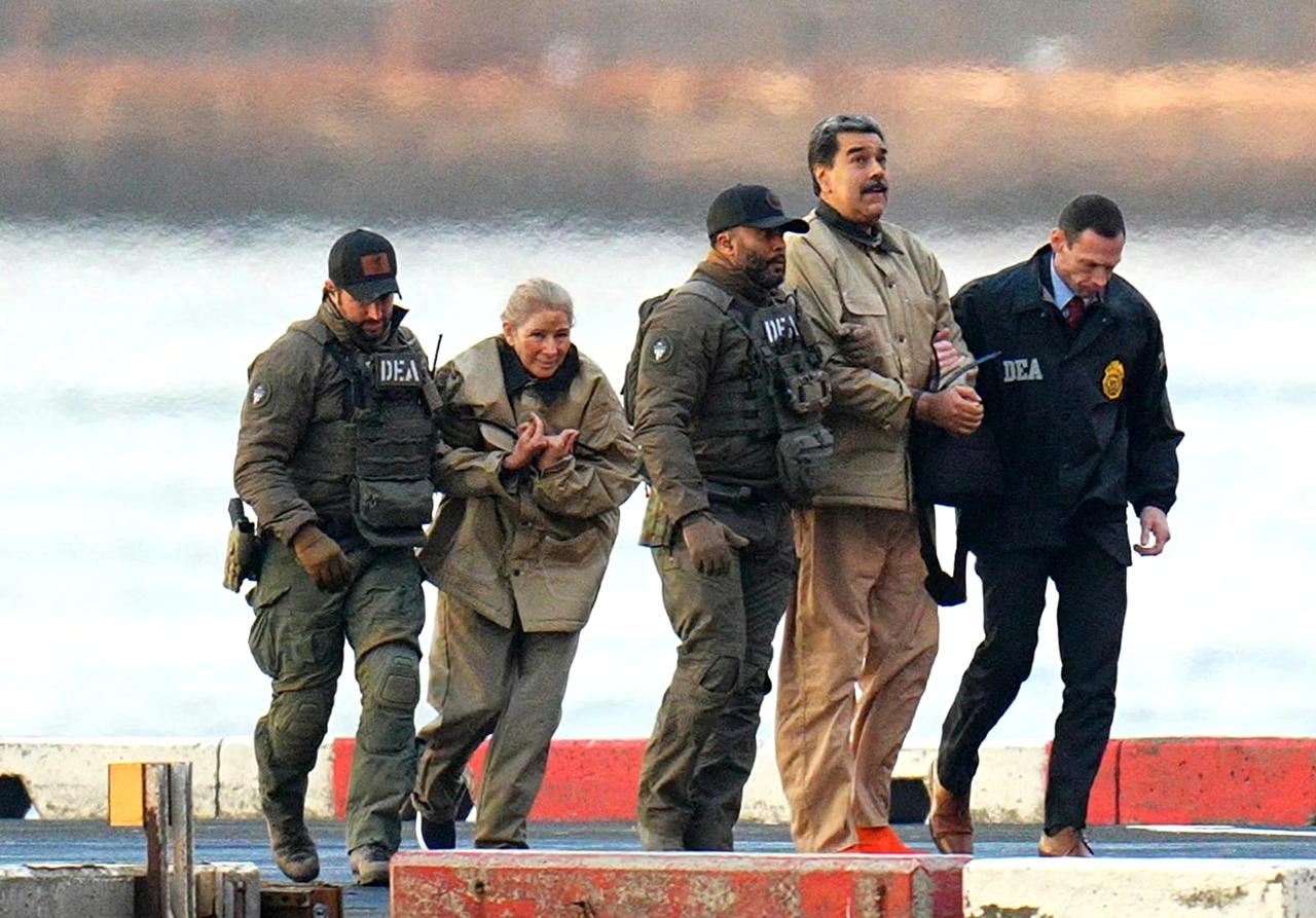 委方透露，马杜罗在美军突袭中腿部受伤，马夫人则是头部受伤。美军原本只掳走马杜罗，