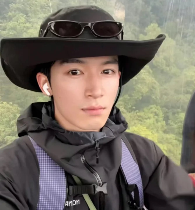 王星越给自己和粉丝挂锁王星越去华山给自己和粉丝挂锁！王星越去华山给自己和粉丝挂锁