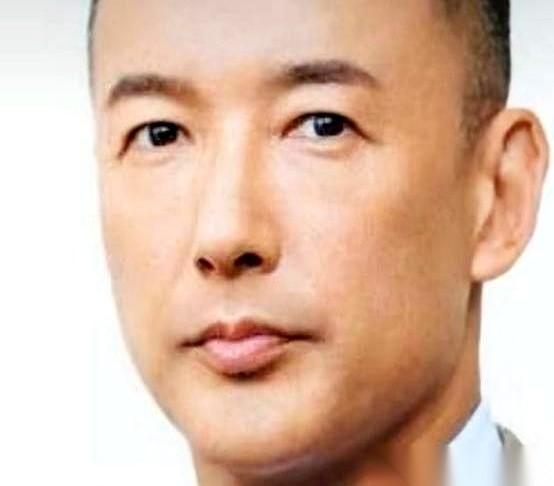 日本议员山本太郎，扔下了一句话，整个场子估计都安静了。
他对着一群人说：“现在还