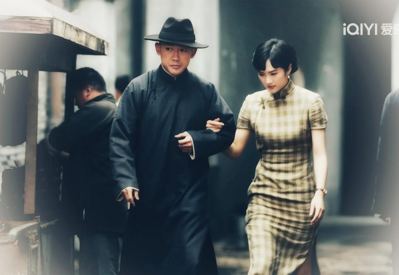 姚安娜身材高挑，绝对是个旗袍美女。
我就不明白了，反特剧《暗夜与黎明》导演为啥如