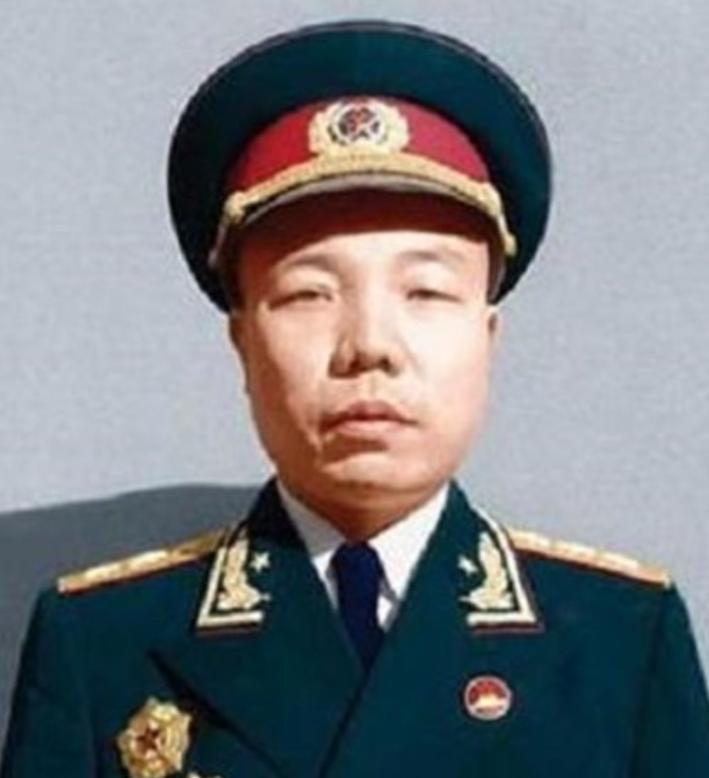 1935 年，一个红军干部在筹粮时被土司抓走，萧华去谈判时，对方说：“要么把人留