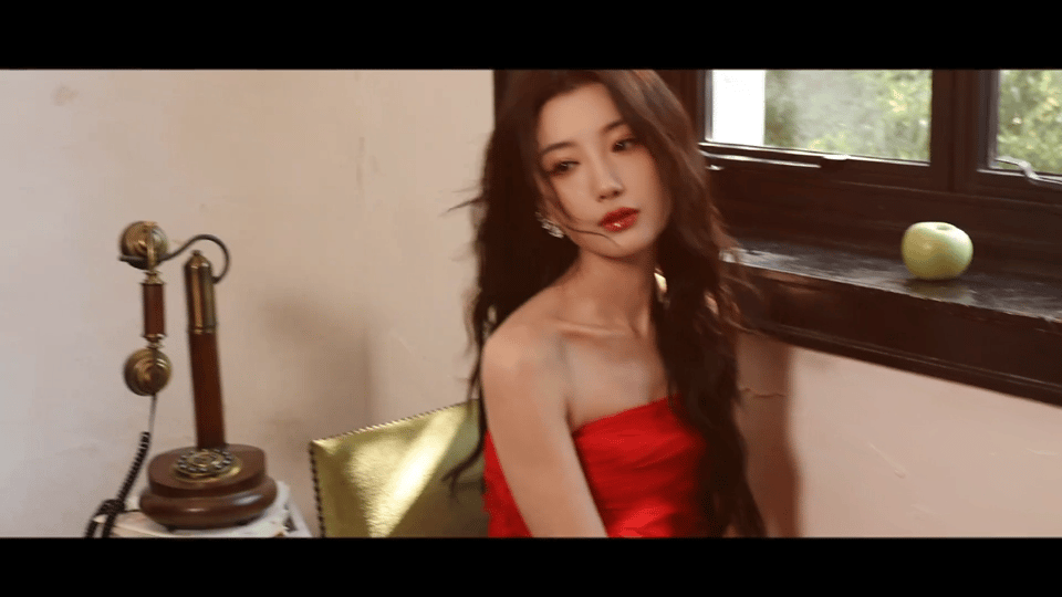 毛晓彤红裙青苹果又撩又纯毛晓彤微博视界大会 红裙是流动的火焰，青苹果是青涩的糖，