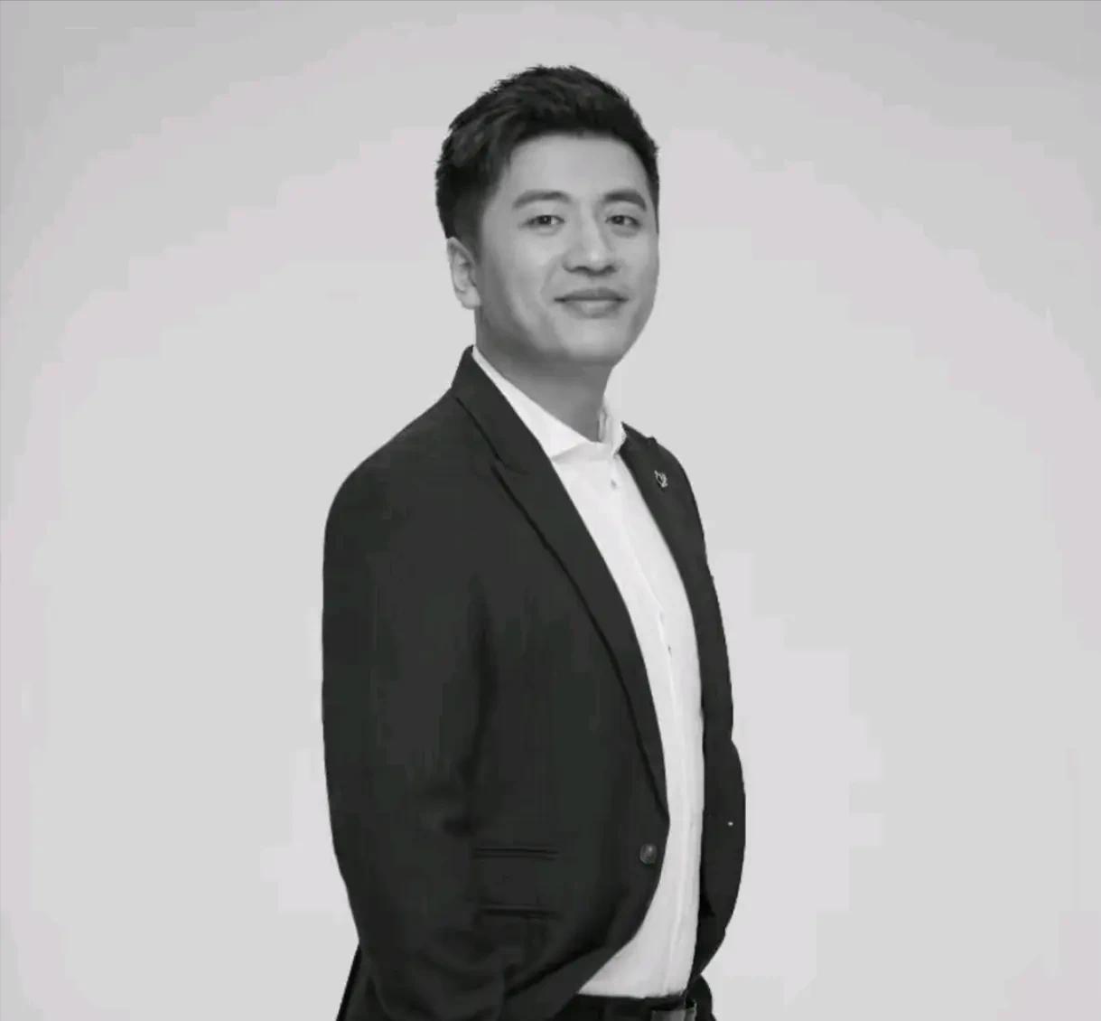 张雪峰的离世，
恰恰印证了
易中天说的那句话：老百姓不仇富，只仇“为富不仁”。