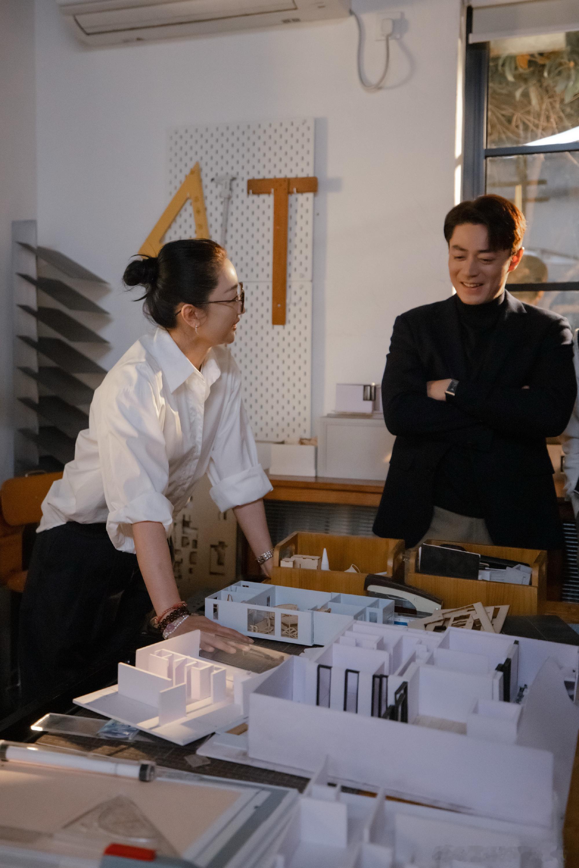 这个男人被合作的各路演员剧组人员爆料，自己开车到剧组，不要助理随身伺候，和剧组所