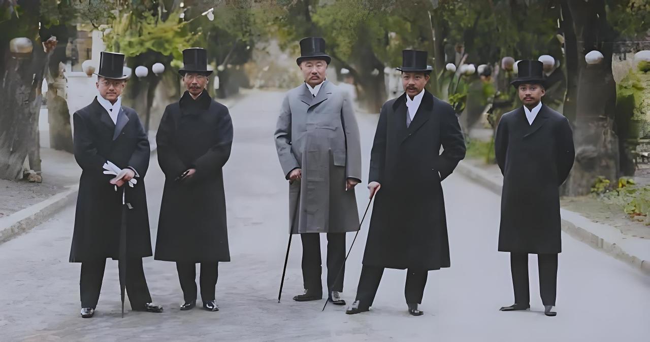 这是民国时期政要合影，从左至右为司法总长章宗祥、外交总长陆徵祥、农商总长周自齐、