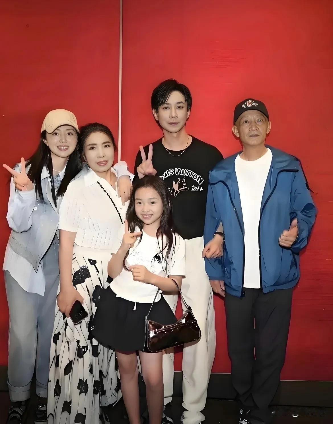 常规来说，无论男女只要有年纪相差大的，肯定有一方扮演弟弟妹妹的角色，这是人性相处