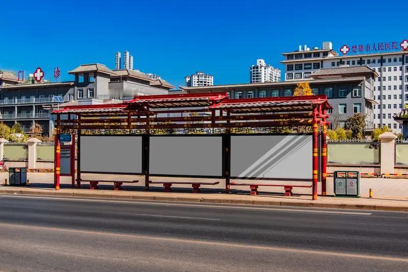 在快节奏的城市公交里，暖心故事总在不经意间发生。近日，一座城市公交站台的座椅因长