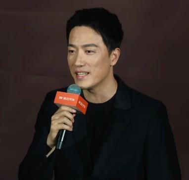 “43岁的刘翔和妻子吴莎很精明”，查了才知道，刘翔是上海普陀出生。大家普遍认同一