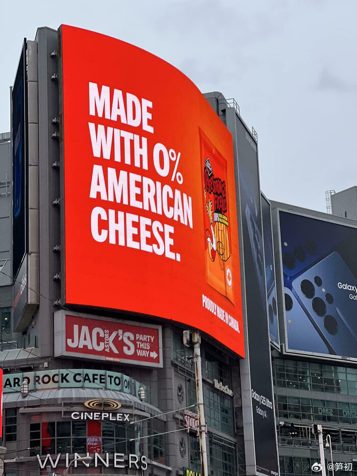 加拿大的街头广告：“美国成分为零”的奶酪。美国在特朗普的带领下重新焕发了新生，就