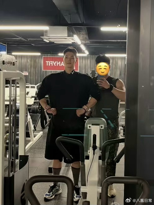 宋江近照，举铁练成双开门了 ​​​