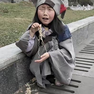 我在海南街头啃着椰子，一个脏兮兮的小乞丐突然喊出了我的名字。那一刻，我浑身汗毛都