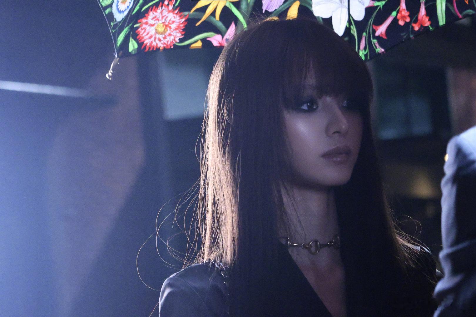 田曦薇纯正蛇蝎美女味谁能想到甜妹田曦薇驾驭烟熏妆如此惊艳！厚重烟熏勾勒冷感轮廓，