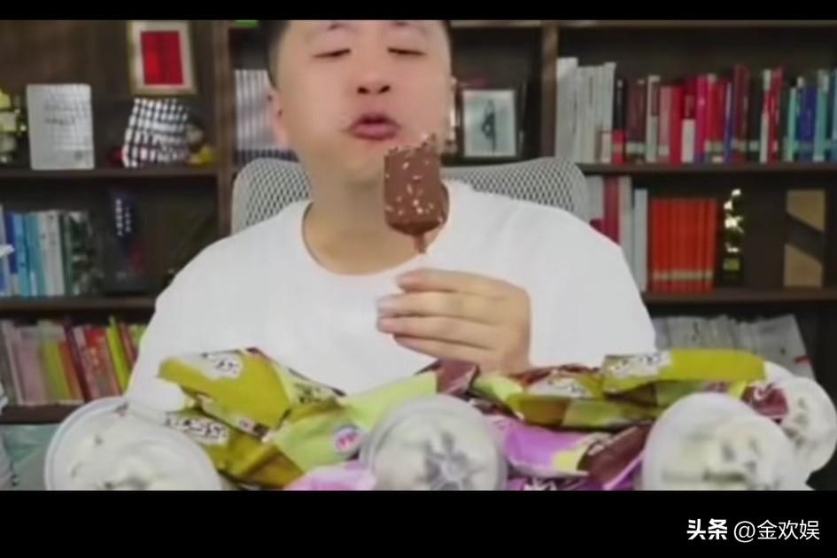 刷到张老师生前在直播间一次吃十几个雪糕的视频，莫名的心酸。
视频中，助理端过来一