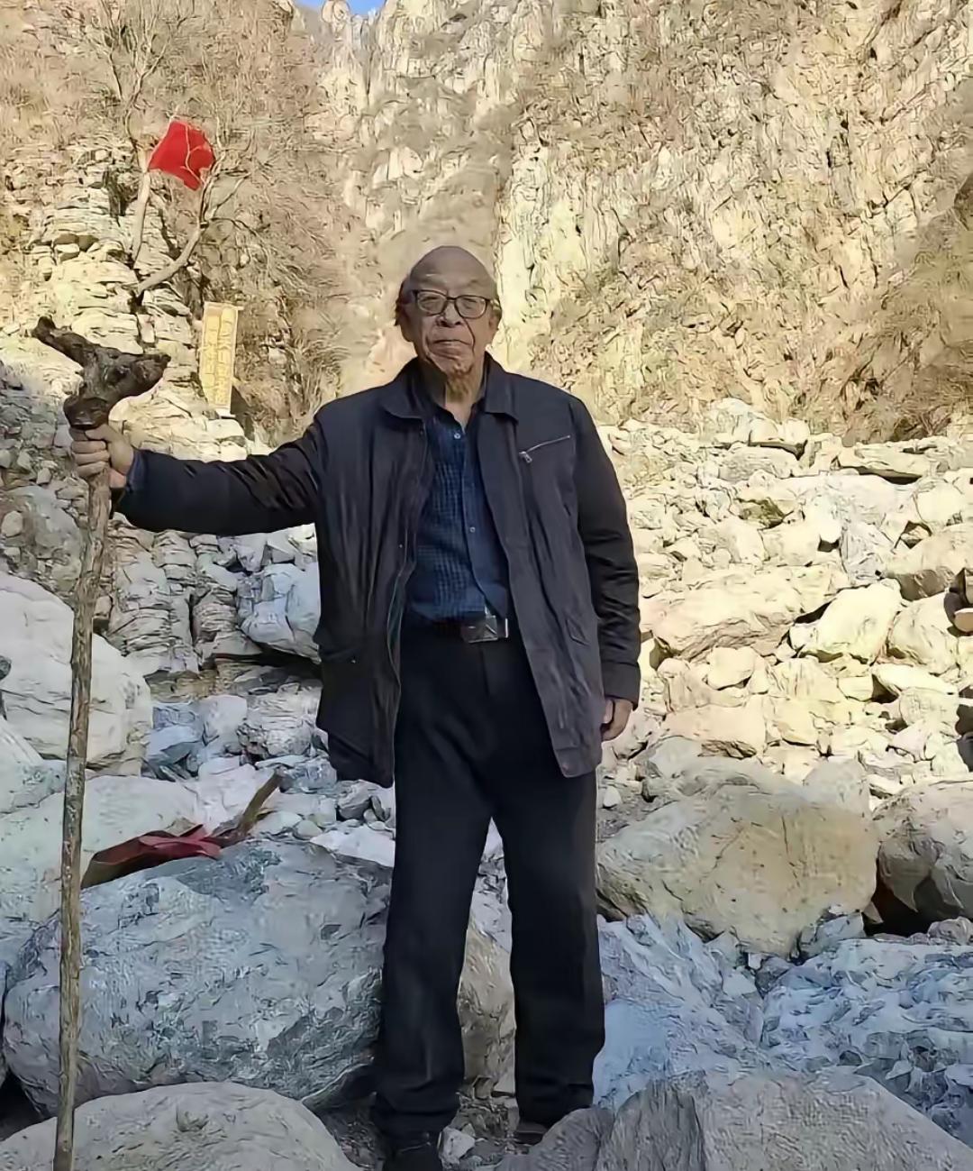赵记臣是真犟

退休金百万不攒不给儿女

偏往太行山深沟里砸

十一年抡锤凿出近
