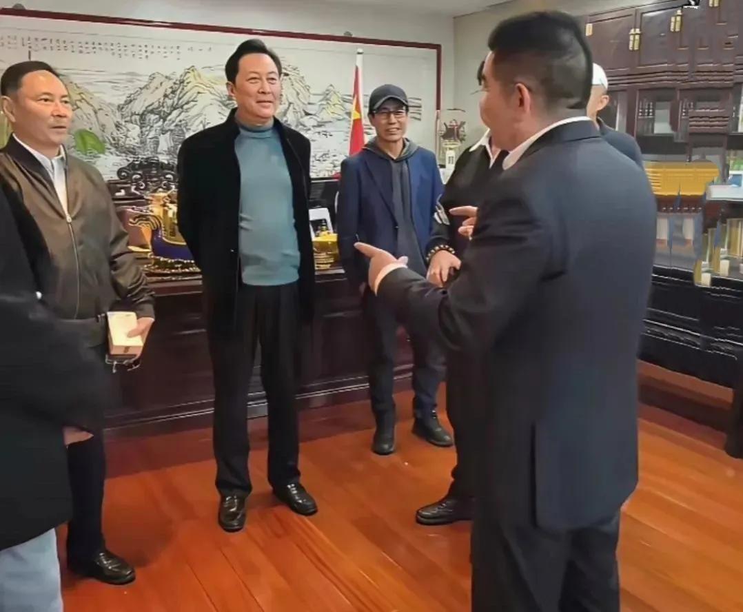 唐国强背着双手正在与陈光标交谈，这气场像是视察工作，他也习惯了！
 
2026年