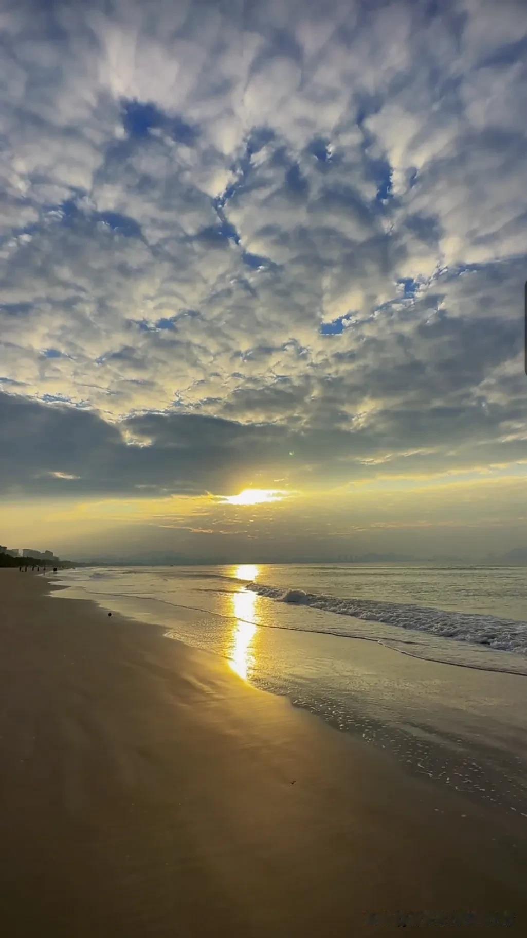 随手拍一张美丽的天空照清晨最美天空，太阳🌞从大海升起来了，今天是个好日子。[赞