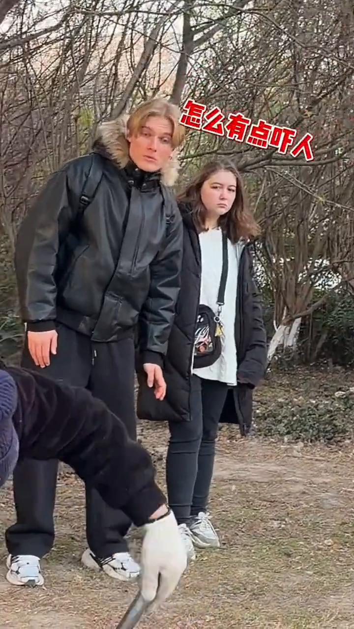 当俄罗斯老公一家第一次见到中国老式爆米花。
中国杂技？很响吗？怎么有点吓人？要炸