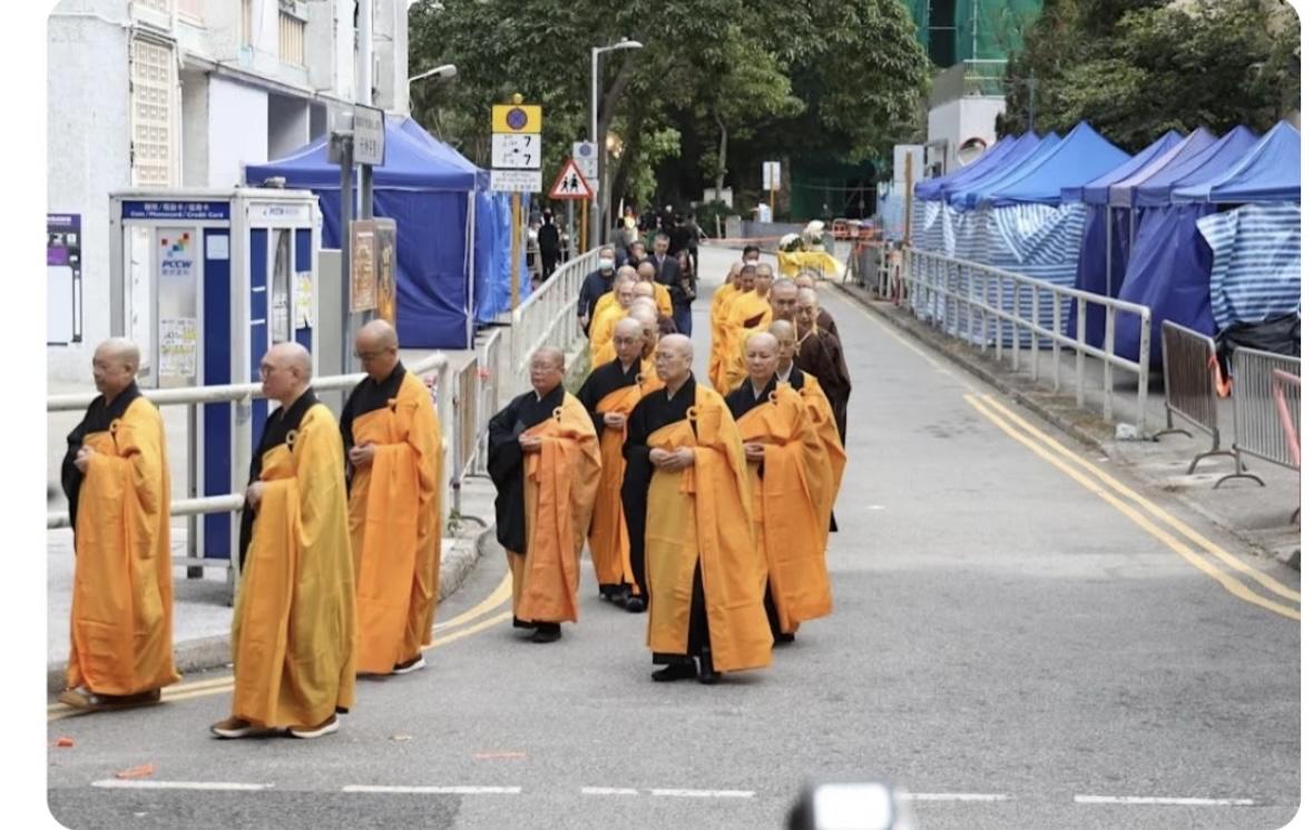 今天（12月2日）是香港大火遇难者的「头七」，下午有约20 位佛教法师入场，现场