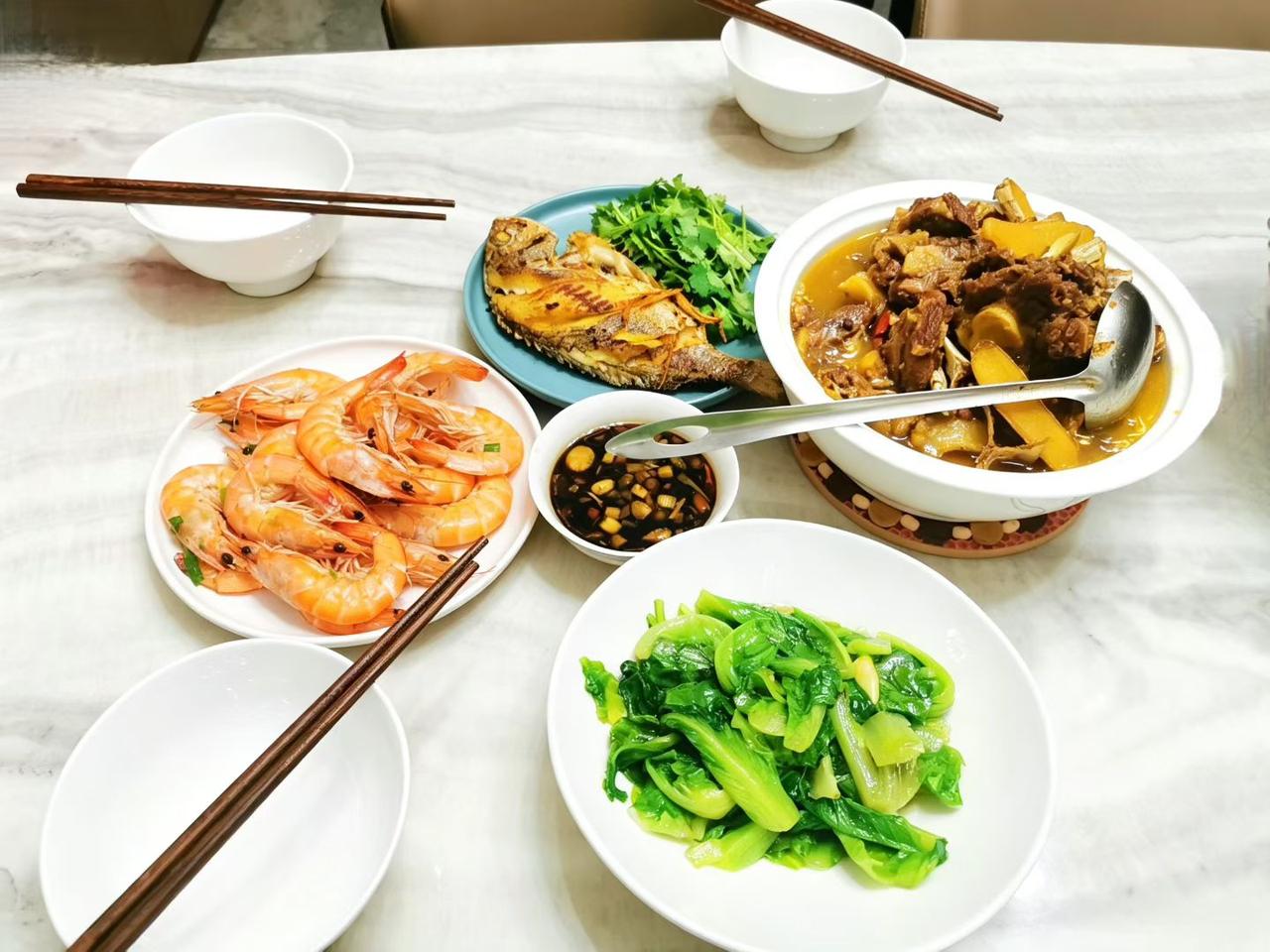 丰盛的中式晚餐，有鱼有虾有蔬菜，准备开吃。