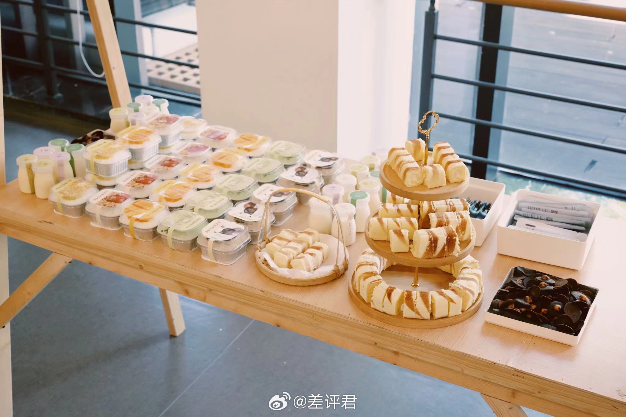 咱们公司真的是，过个中秋节而已，搞这些，听说明天还每人发一个中秋限定礼包。。。我