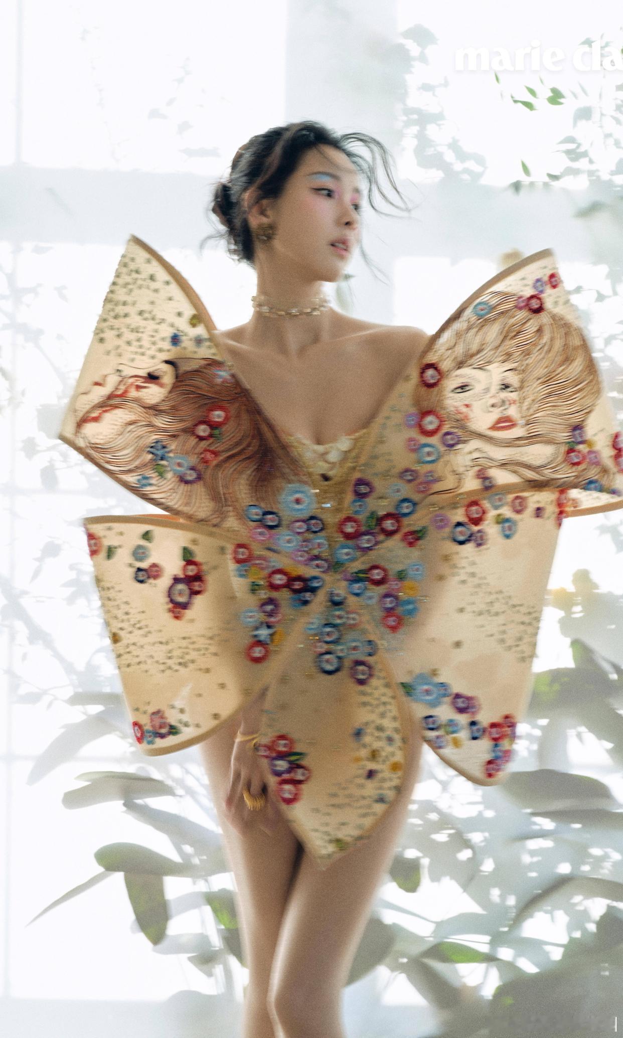 陈都灵看到这礼服，估计是又喜又悲。
喜的是出道多年，终于迎来属于她的首套高定礼服