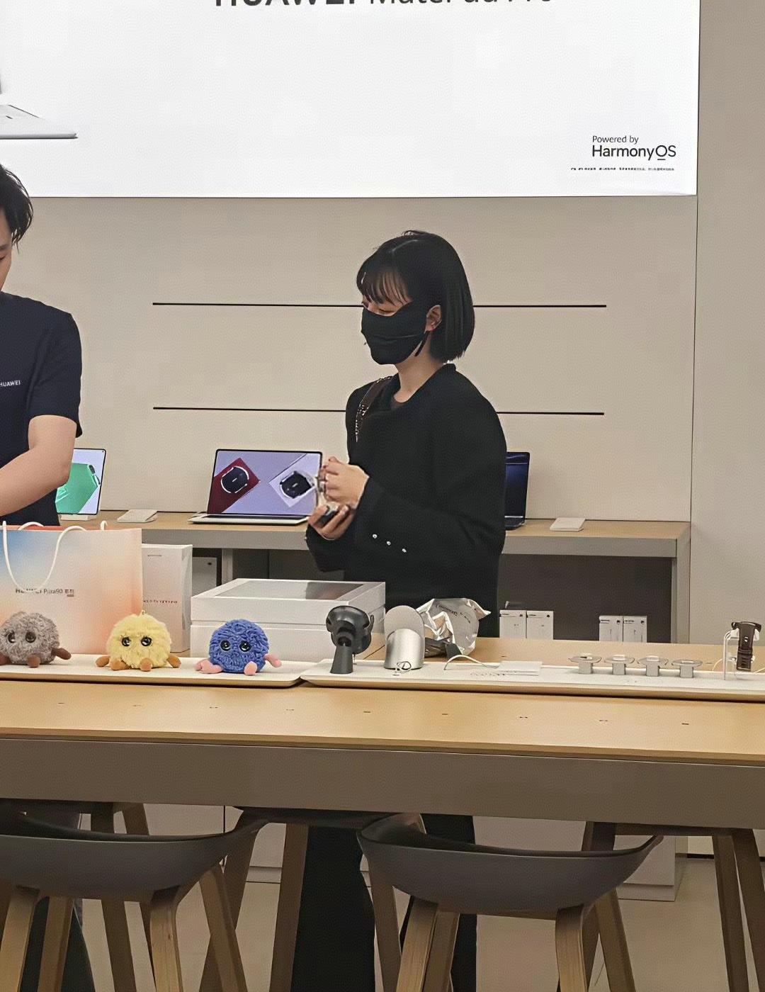 在华为门店看到疑似明星的一位美女
一时想不起是哪个？
捂得太严实了[吃瓜群众]