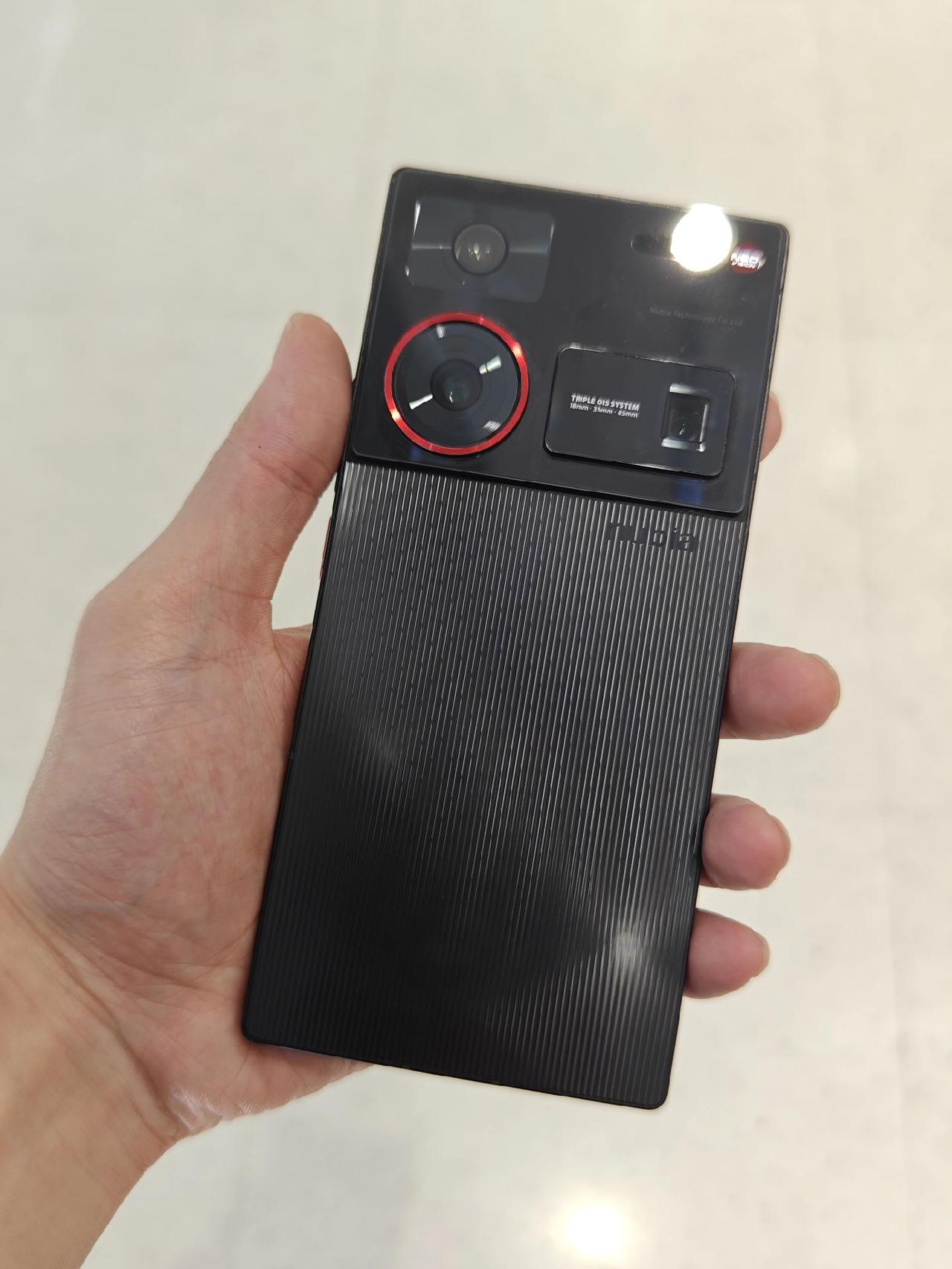 2999就能拥有双向卫星通信手机，你敢信？没错刚发布的努比亚Z60S Pro，不