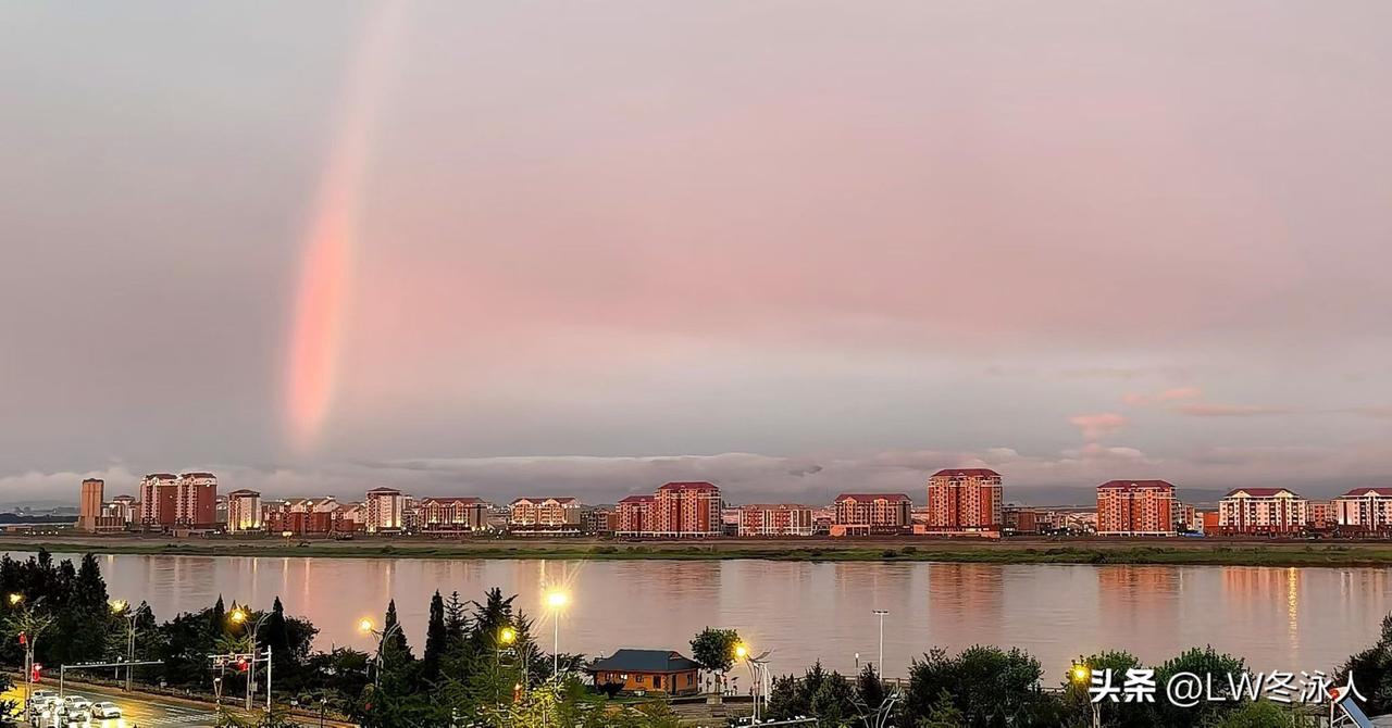 雨后的天空分外妖娆。一道美丽的彩虹悄然出现在远处的天际。