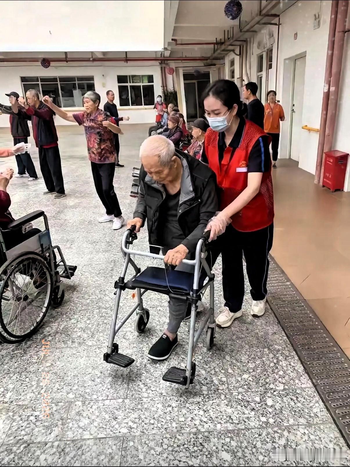 72岁退休小学教师在养老院遭女护工连扇6个巴掌，老人没喊没闹，只是颤着手拨通了3