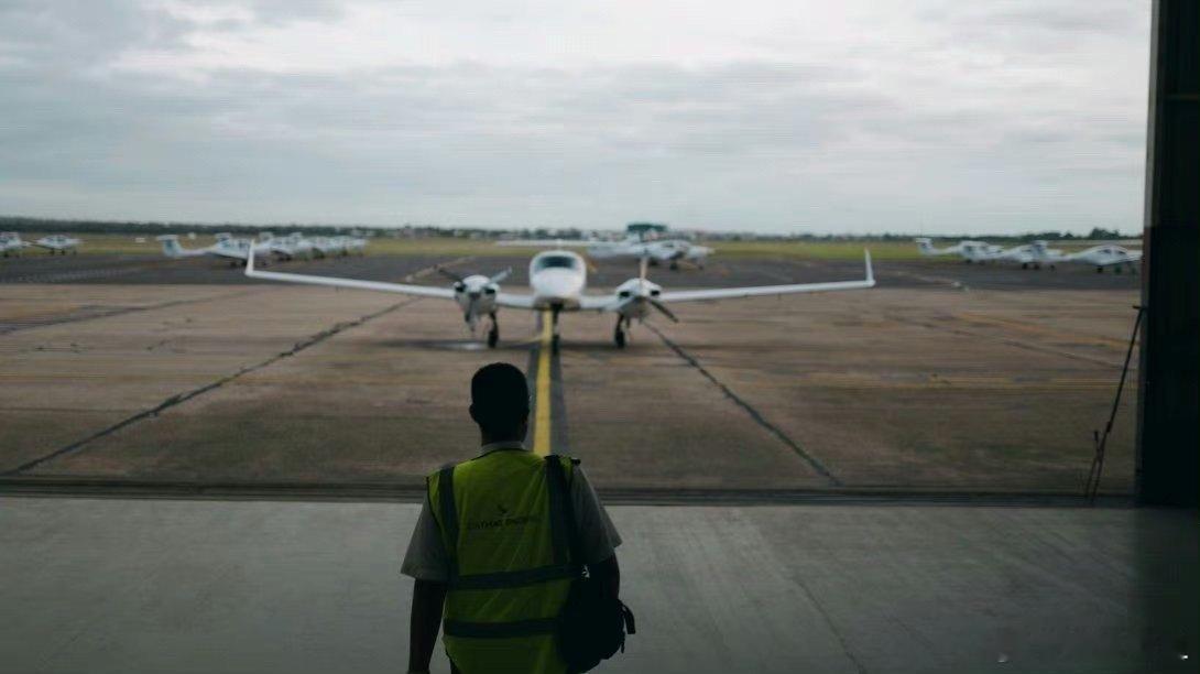 #29岁北京小伙不做码农做机长#这个北京小伙真的很励志，他真的是一个梦想行动力能