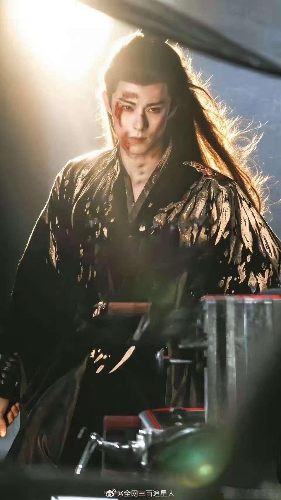 王鹤棣咸鱼飞升再出神图王鹤棣头发丝都在发光王鹤棣咸鱼飞升再出神图，帅啊，[心][