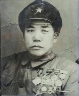 1950年的战斗英雄大会上，毛主席握着一男子的手，激动的说：“我知道你，‘军中吕