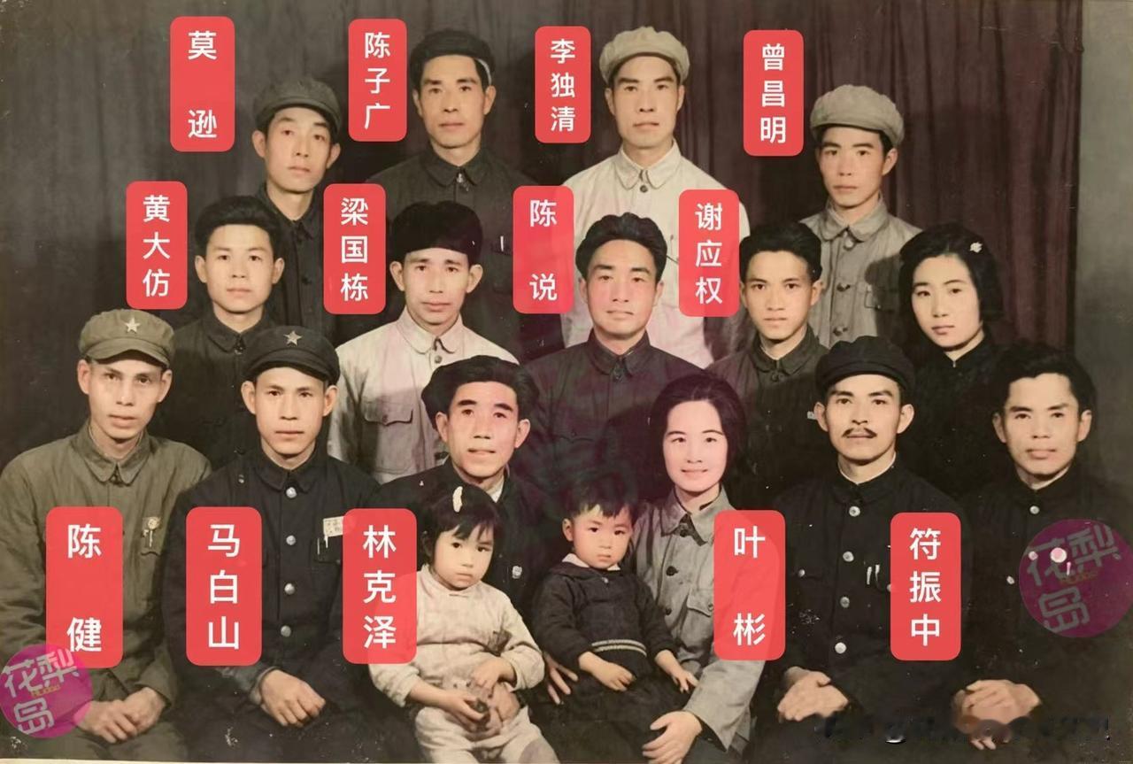 解放海南岛前夜，琼崖纵队派往协助四野兵团渡海作战的指战员，在广州留下这张珍贵合影