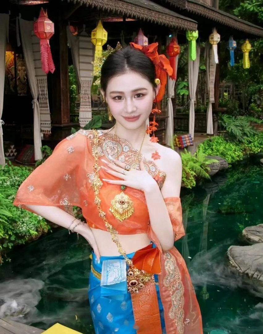 金婧的眼睛怎么变大了 