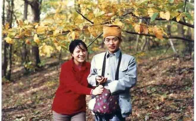 1993年10月8日，顾城拿起一把斧头，砍向曾经挚爱的妻子谢烨，妻子死后，他自缢