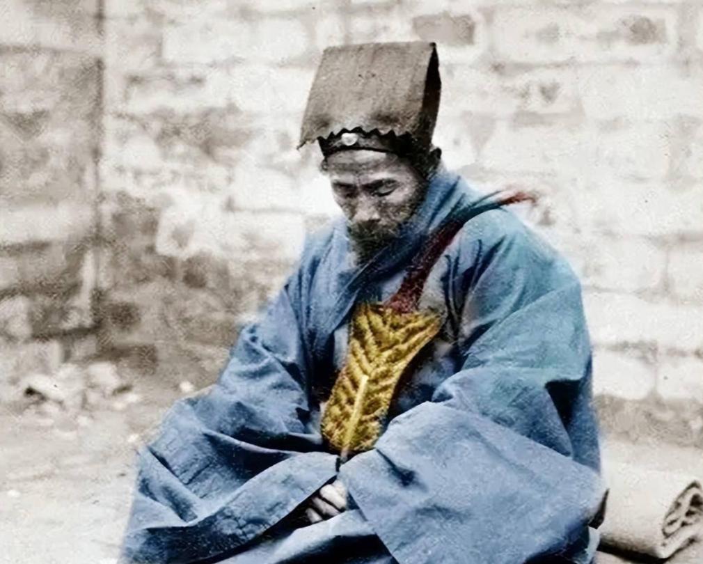 1937年，甘肃万佛峡，马家军将一个老道吊起来，还当着他的面，把一个小道士开膛破