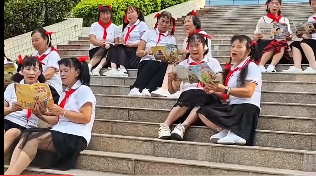 同样一条红领巾
戴在小朋友身上活泼可爱，积极向上
戴在老大妈身上不伦不类，丑态百