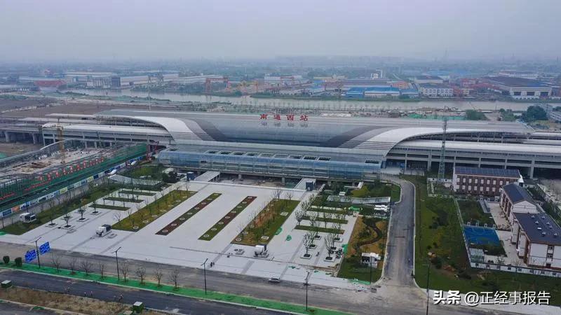 南通不再“难通”。
        南通铁路枢纽建设其实也就这几年才进入发展快车