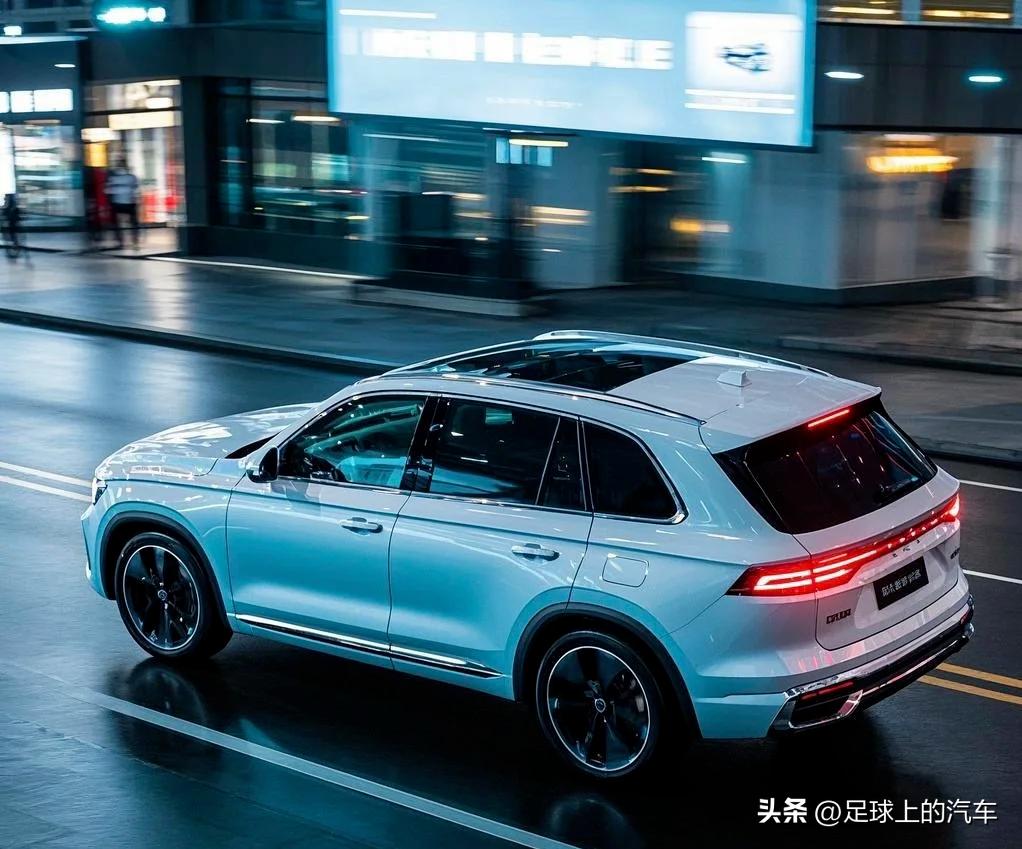 我眼中的星越L：

1、后排地台纯平，3个人并排坐不打架，中间乘客也不用劈腿；