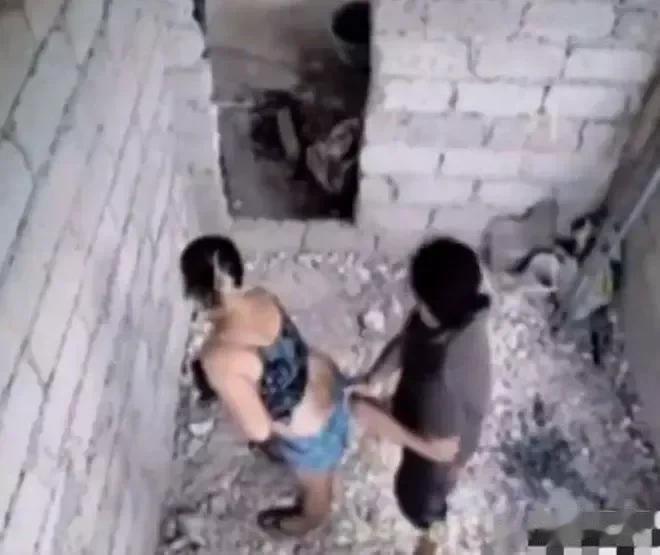 情侣们往往喜欢在安静的地方见面，以免外界对他们的沉浸感产生任何影响。然而，没有什