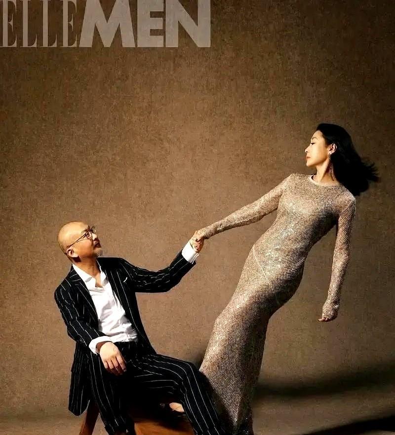 戛纳红毯转角。
洪晃迎面撞见管虎梁静。
她单刀直入：“该拍真正的大女主了。
”空